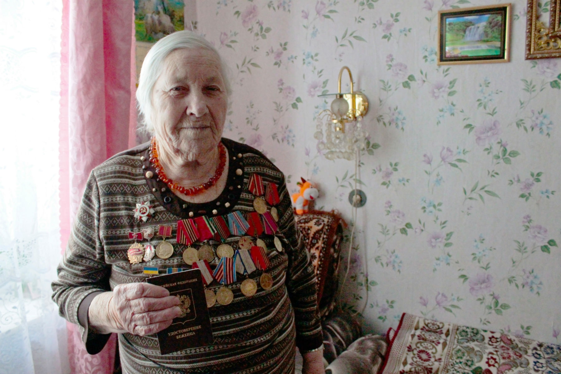 Ветеран войны из Украины получила удостоверение беженца накануне 9 Мая