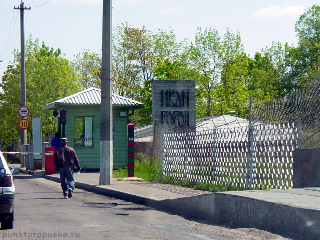 Администрация Ивангорода получила представление за отсутствие тротуаров возле пропускного пункта