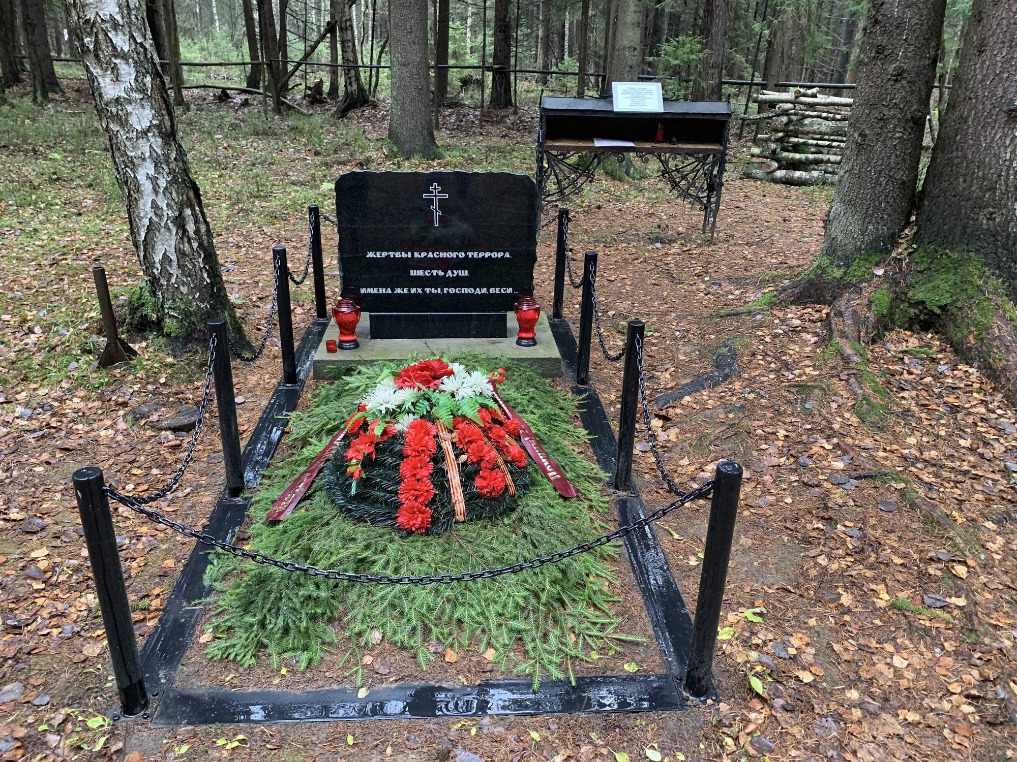 Сотрудники аппарата навели порядок на территории памятного места в Ковалевском лесу